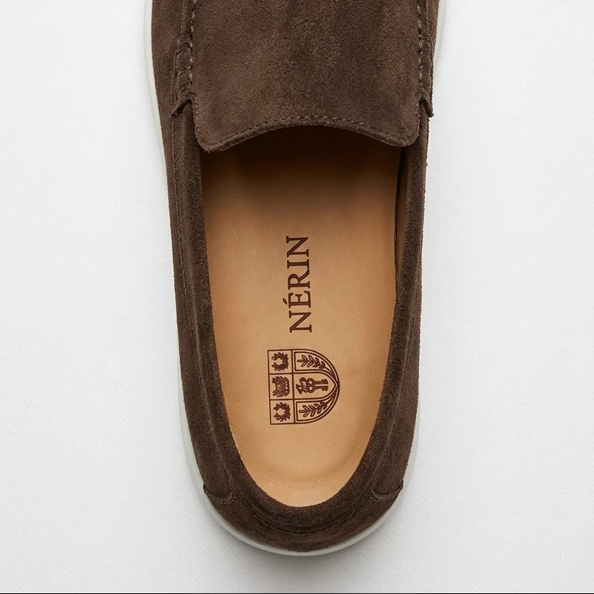 NÈRIN - Veloursleder Yacht Loafer. Für Männer, die kein Logo brauchen um zu wissen was sie tragen.