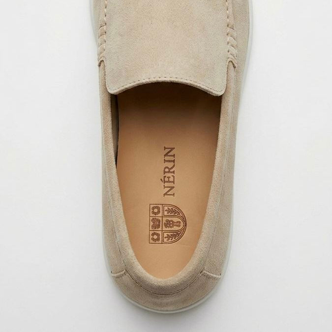 NÈRIN - Veloursleder Yacht Loafer. Für Männer, die kein Logo brauchen um zu wissen was sie tragen.