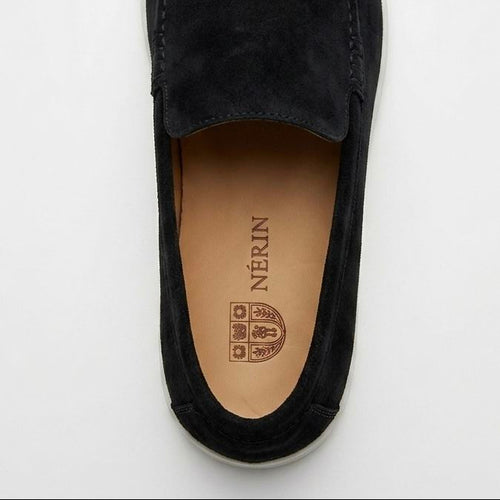 NÈRIN - Veloursleder Yacht Loafer. Für Männer, die kein Logo brauchen um zu wissen was sie tragen.