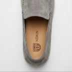 NÈRIN - Veloursleder Yacht Loafer. Für Männer, die kein Logo brauchen um zu wissen was sie tragen.