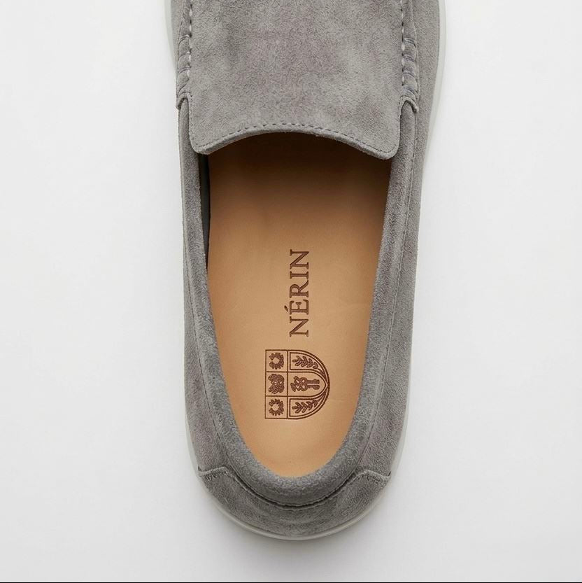 NÈRIN - Veloursleder Yacht Loafer. Für Männer, die kein Logo brauchen um zu wissen was sie tragen.